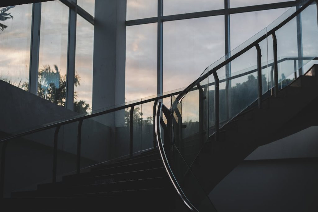Railing Kaca dengan rangka. Sumber: pexels.com