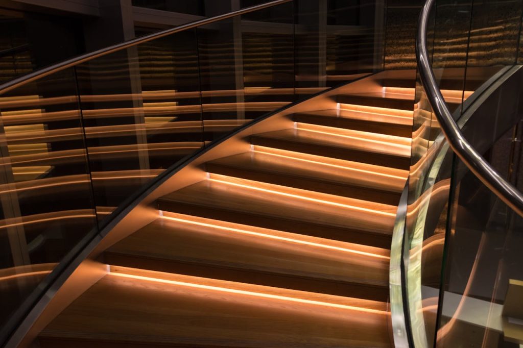 Railing tangga kaca. Sumber: pexels.com
