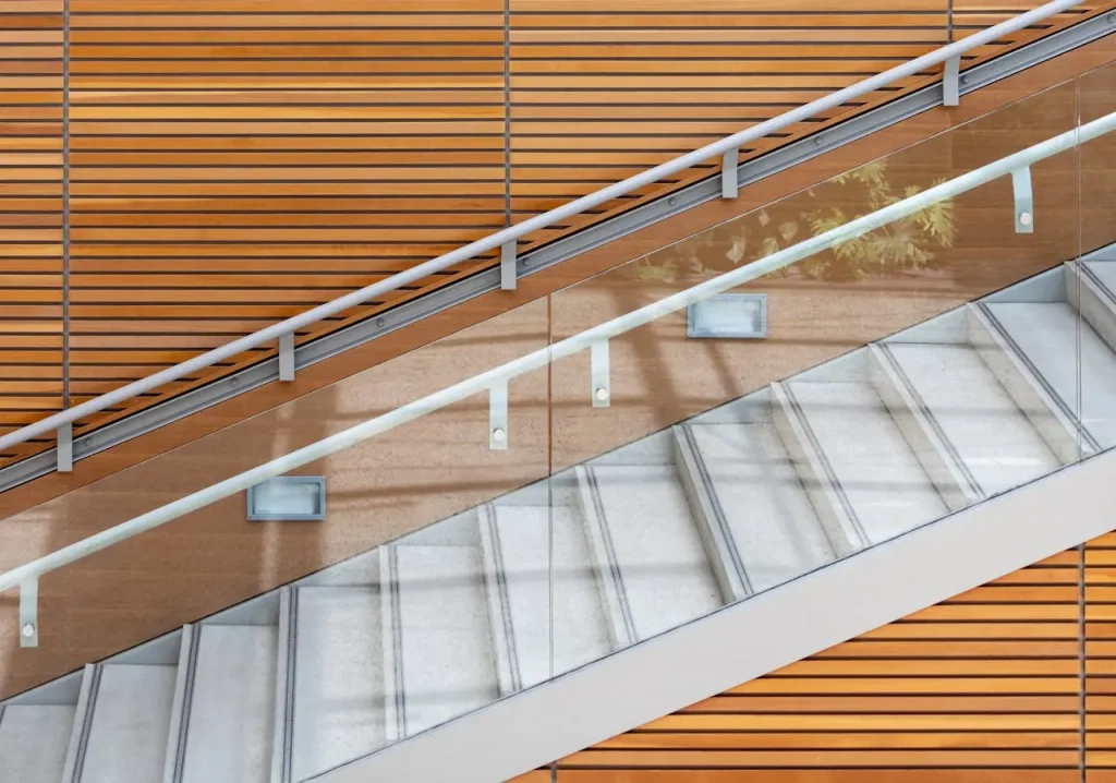 Railing Kaca dengan Tiang. Sumber: pexels.com