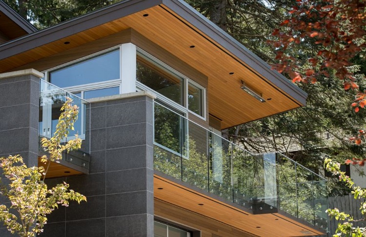 Model pagar balkon kaca bening, Sumber: houzz.com