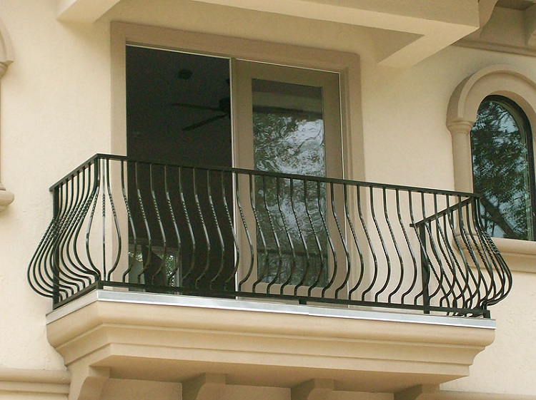 Pagar balkon melengkung, Sumber: welshwroughtiron.co.uk