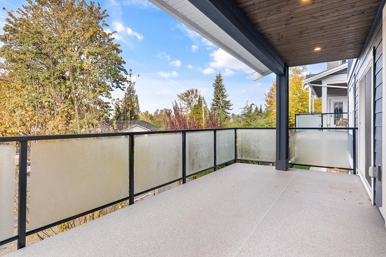 Pagar dengan frosted glass, Sumber: listings.myrealpage.com