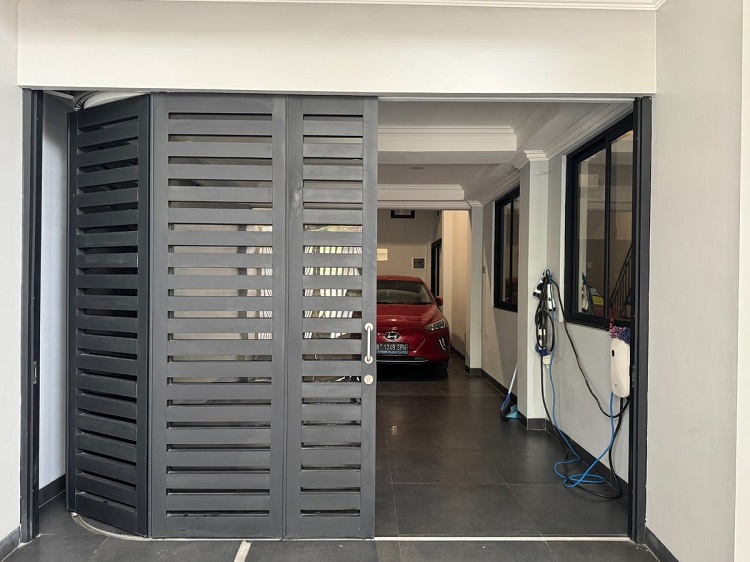 Contoh pintu garasi minimalis modern, Sumber: alphamax.id