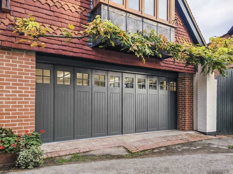 Model sliding dengan sentuhan kaca, Sumber: accessgaragedoors.com