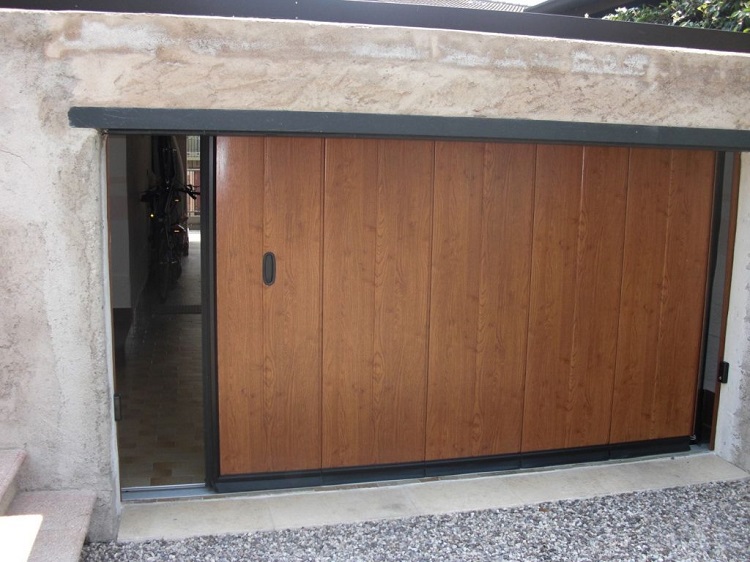 Pintu sliding kombinasi kayu dan besi, Sumber: courtina.id