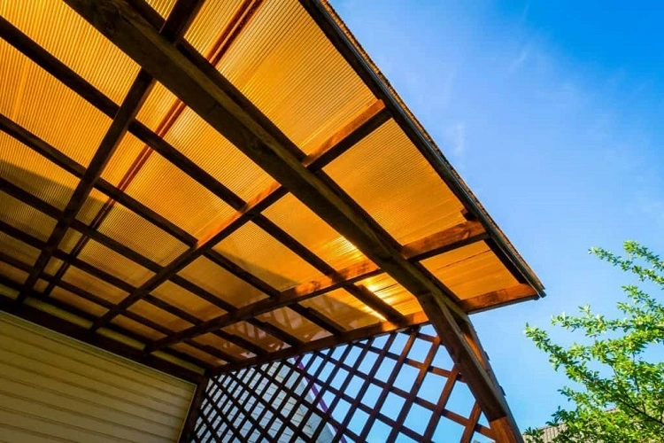 Contoh atap canopy polycarbonate, Sumber: megabaja.co.id